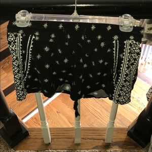 black and white loose shorts